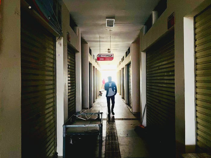 BANYAK TUTUP: Warga melewati lorong Pasar Kolpajung, Pamekasan, Selasa (22/4). (MOH. IQBAL AFGANI/JPRM)