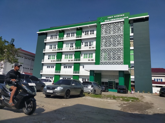 MEGAH: Warga berada di halaman gedung baru RSUD Syamrabu kemarin. (VIVIN AGUSTIN HATONO/JPRM)  &nbsp;