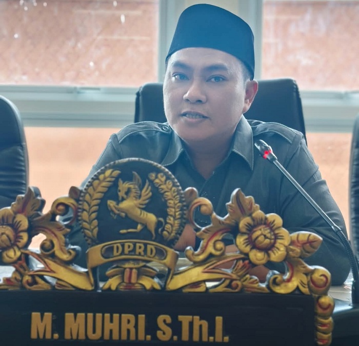 TEGAS: Ketua Komisi III DPRD Sumenep M. Muhri dalam kegiatan rapat paripurna di gedung dewan. (DPRD UNTUK JPRM)