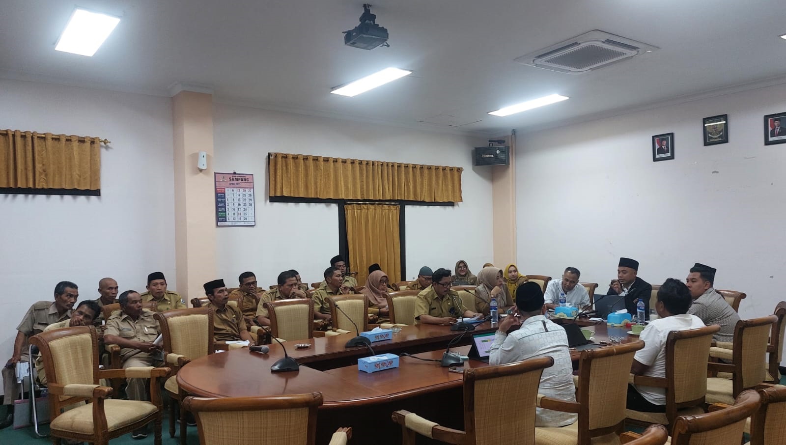 TAK MAKSIMAL: Kepala Diskopindag Sampang Chairijah dan sejumlah kepala pasar mengikuti rapat bersama Pansus LKPj Sampang 2024 di ruang komisi besar kantor dewan. (JUNAIDI PONDIYANTO/JPRM)