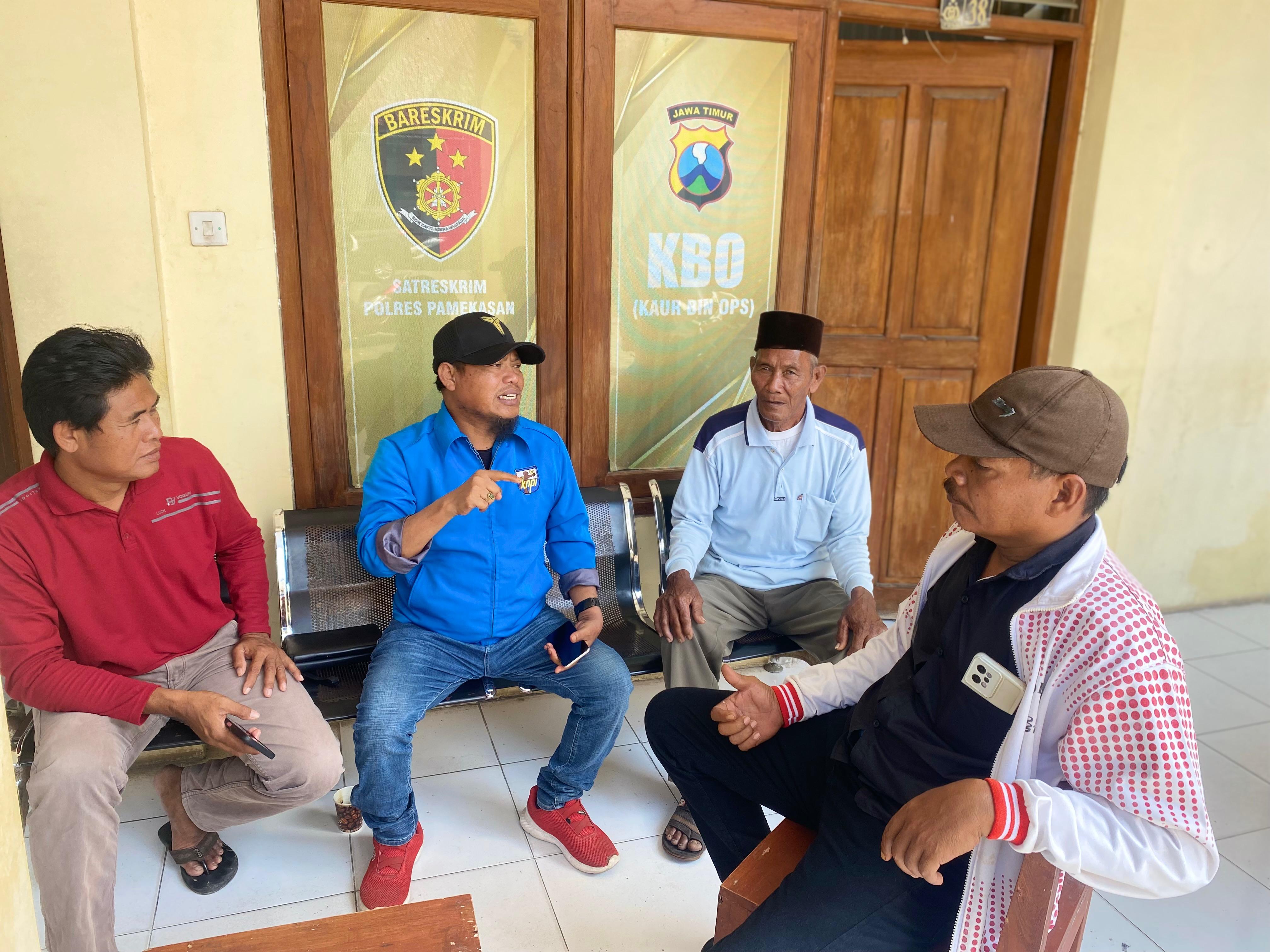 DAMPINGI: Wakil Ketua Bidang Hukum dan HAM DPD KNPI Jawa Timur Nur Faisal (topi hitam) dan Sekretaris LMDH Desa Tanjung Miskari bersama nelayan mendatangi Polres Pamekasan. (MOH. IQBAL AFGANI/JPRM)