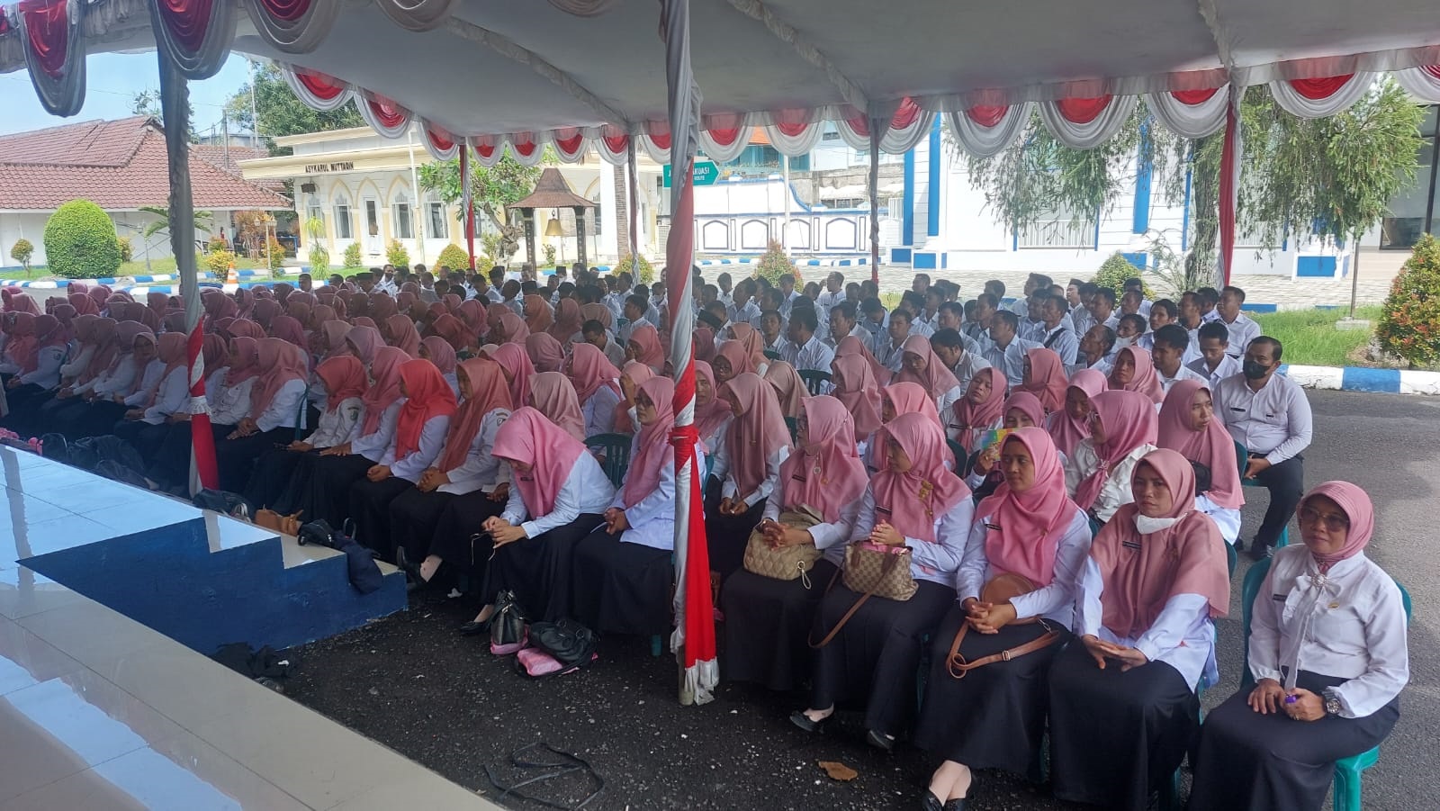 TERTIB: Sejumlah PPPK formasi 2023 mengikuti acara penyerahan SK di Pendopo Trunojoyo, Sampang, Selasa (2/4/2024). (JUNAIDI PONDIYANTO/JPRM)