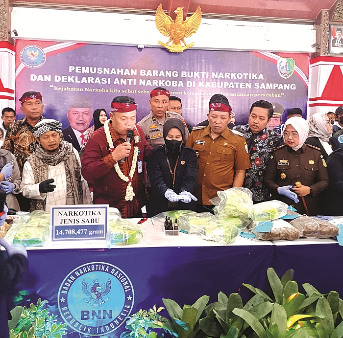 BARANG HARAM: Tim BNN dan Forkopimda Sampang mengecek keaslian barang bukti sabu-sabu di Pendopo Trunojoyo, Sampang, sebelum dimusnahkan Selasa (29/4). (UBAIDILLAHIR RAIE/JPRM)
