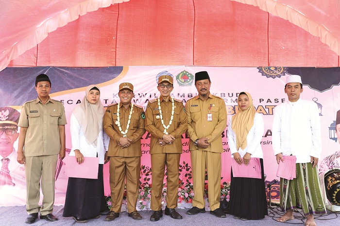 BERKARISMA: Bupati KH Kholilurrahman (tengah) dan Wabup Sukriyanto (tiga dari kiri) berfoto bersama saat halalbihalal bersama Korwil Bidikbud Kecamatan Waru, Batumarmar, dan Pasean, Senin (28/4).