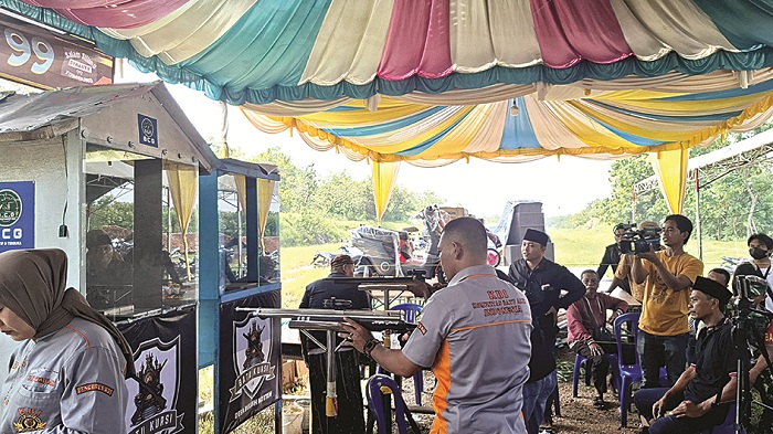 UJI KEKUATAN: Panitia menguji kekuatan batu akik dalam kontes anti tembak di Desa Buluh, Kecamatan Socah, Bangkalan, Minggu (27/4). (IMAMUDIN/JPRM)
