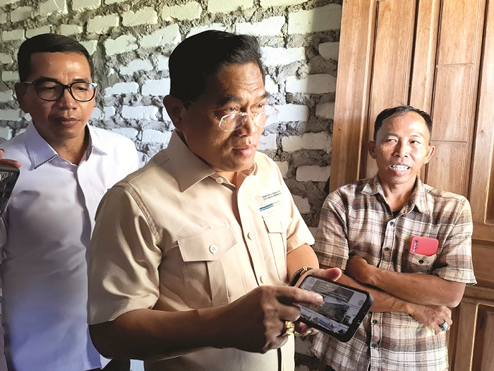 TURUN LANGSUNG: Irjen Kementerian PKP Heri Jerman (tengah) mengecek realisasi program BSPS di Desa Gedungan, Kecamatan Batuan, Sumenep, Senin (28/4). (MOH. IQBAL/JPRM)
