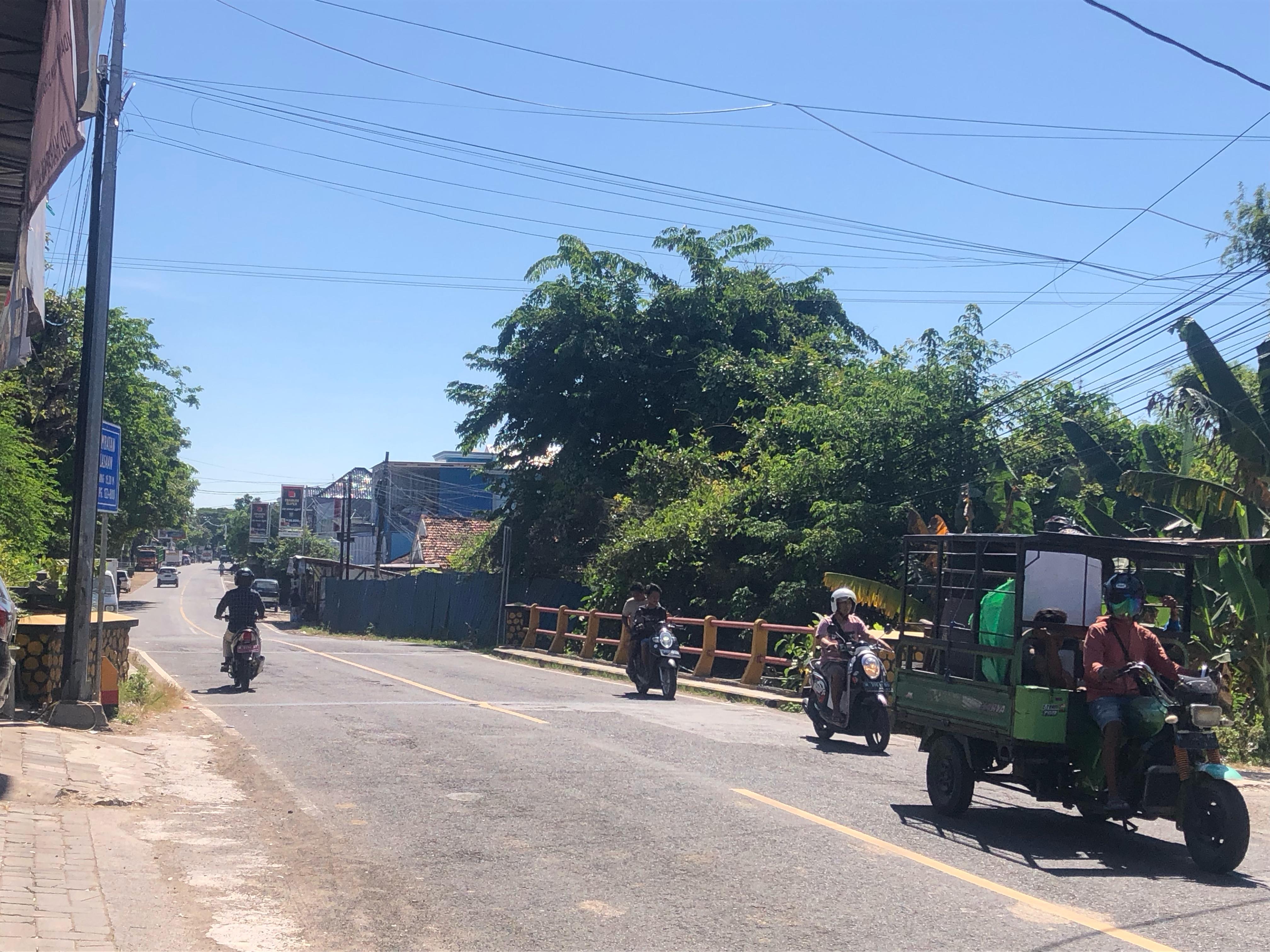 HOAK: Jembatan Keppo di Desa Polagan, Galis, Pamekasan sempat diviralkan ambruk dan mengalami kemacetan pada Selasa (29/4)