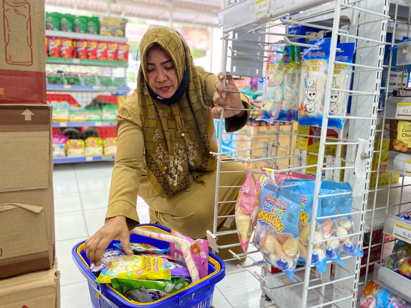 TAK LAYAK EDAR: Disperindag menurunkan produk yang mengandung babi di sebuah toko di Jalan Raya Stadion, Kelurahan Lawangan Daya, Kecamatan Pamekasan, Senin (28/4). (AYU LATIFAH/JPRM)