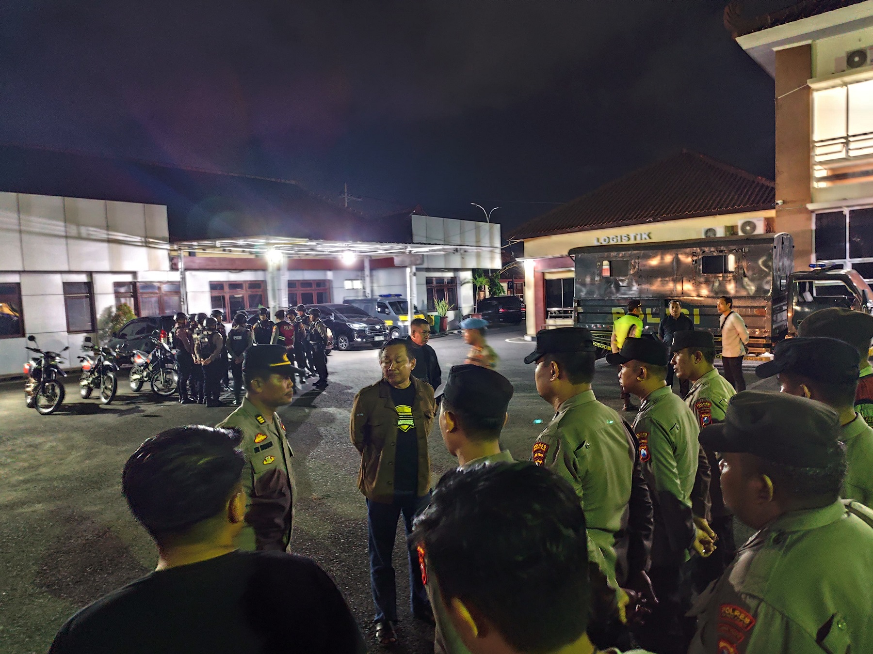 TINDAK TEGAS: Polisi melakukan KRYD harkamtibmas, Minggu (27/4). (POLRES PAMEKASAN UNTUK JPRM)