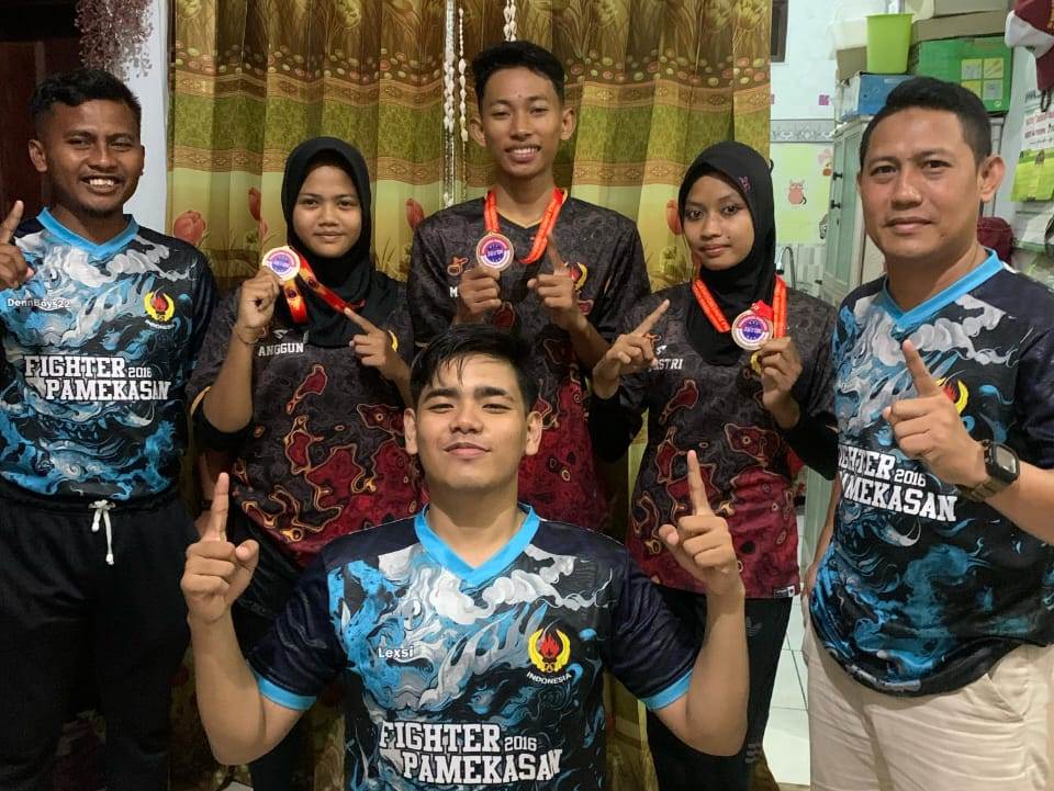 MODAL PORPROV: Atlet KBI Pamekasan berfoto bersama pelatih dan ofisial usai memenangkan Kejurprov Kickboxing di Mojokerto, Minggu (27/4). (KBI PAMEKASAN UNTUK JPRM)