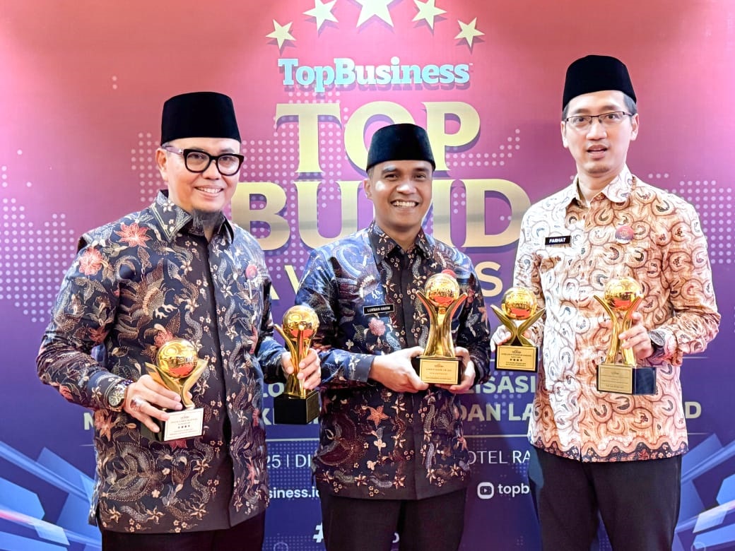 PRESTISIUS: Direktur RSUD Syamrabu Farhat Surya Ningrat, Bupati Bangkalan Lukman Hakim dan Direktur PUDAM Sumber Sejahtera memperlihatkan penghargaan Top BUMD Awards 2025 di Hotel Raffles, Jakarta.