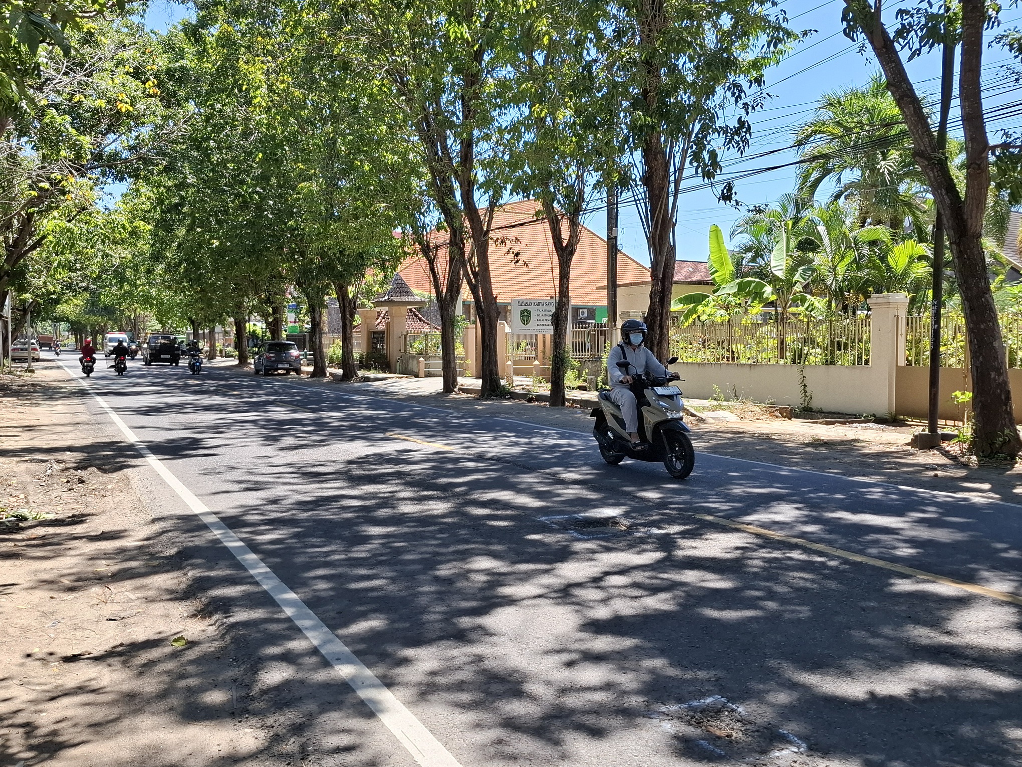 MEMBAHAYAKAN: Pengendara melintas di sekitar jalan nasional yang berlubang di Desa Pabian, Kecamatan Kota Sumenep, kemarin.  (MOH. IQBAL/JPRM)