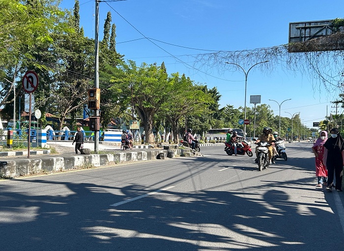 MELANGGAR: Pengendara sepeda motor putar arah di dekat rambu larangan putar balik di Jalan Soekarno-Hatta, Bangkalan, Selasa (29/4). (VIVIN AGUSTIN HARTONO/JPRM)