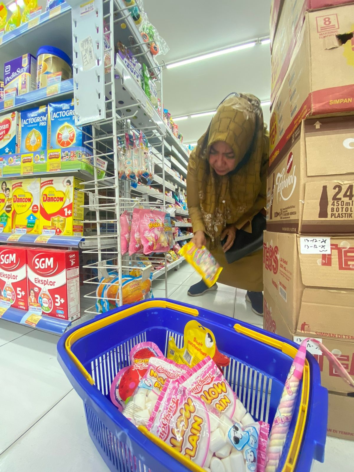 TAK LAYAK EDAR: Petugas menurunkan produk yang mengandung unsur babi dari etalase toko modern di Jalan Raya Stadion, Senin (30/4). (AYU LATIFAH/JPRM)