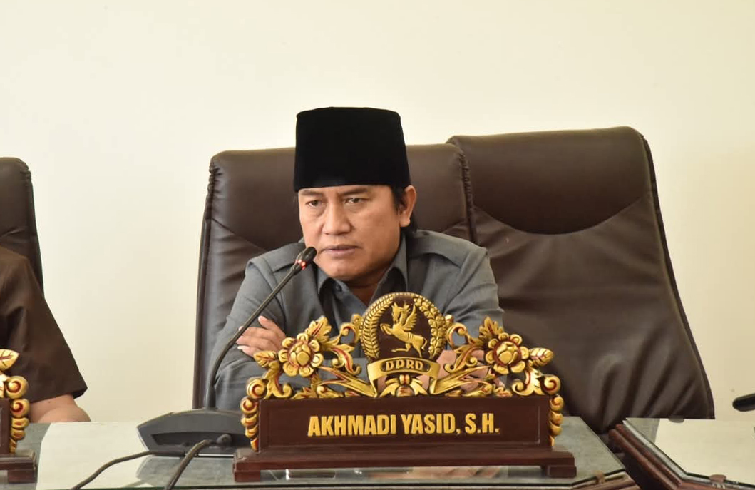 TEGAS: Anggota Komisi III DPRD Sumenep Akhmadi Yasid dalam sebuah rapat di ruang komisi. (DPRD UNTUK JPRM)