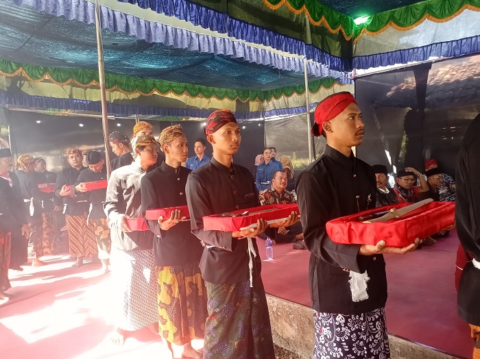 WARISAN LELUHUR: Proses jamasan pusaka keraton dan pusaka leluhur di Desa Aeng Tongtong, Kecamatan Saronggi, Sumenep. (MOH. LATIF/JPRM)