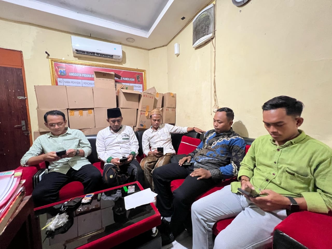 TINDAKAN TEGAS: Pengurus PC GP Ansor Pamekasan membuat dumas di Polres Pamekasan, Jumat (25/4). (PC GP ANSOR PAMEKASAN UNTUK JPRM))