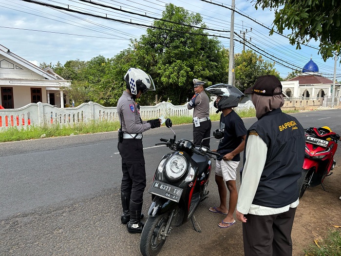 DITINDAK: Petugas mencegat pengendara motor dalam operasi gabungan di Desa Batuan, Kecamatan Batuan, Sumenep, Selasa (29/4). (POLRES SUMENEP UNTUK JPRM)