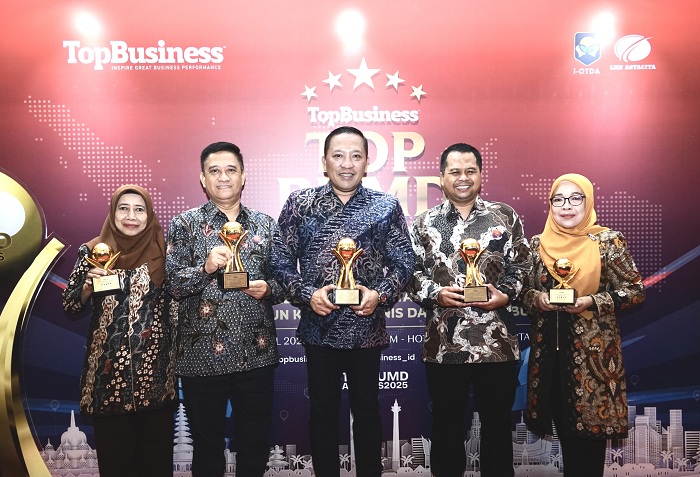 DIBORONG: Bupati Sampang bersama Plt Direktur RSUD, Direktur Utama PT BPR Syariah Sampang Perseroda, Kepala BPPKAD, Kepala Bappelitbangda di Hotel Raffles Jakarta, Senin (28/4) malam.