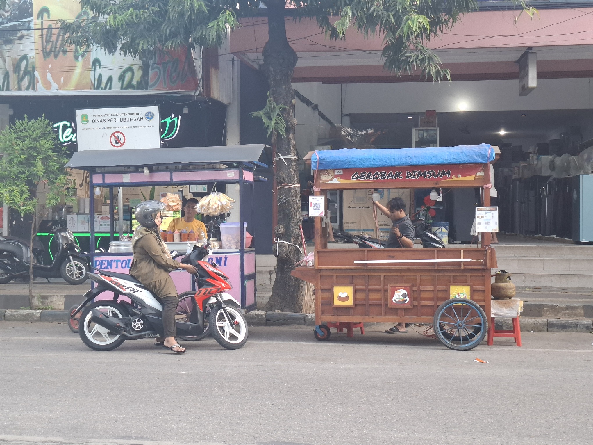 MENCARI NAFKAH: Beberapa PKL berjualan di Jalan Diponegoro, Kecamatan Kota Sumenep, kemarin. (MOH. LATIF/JPRM)