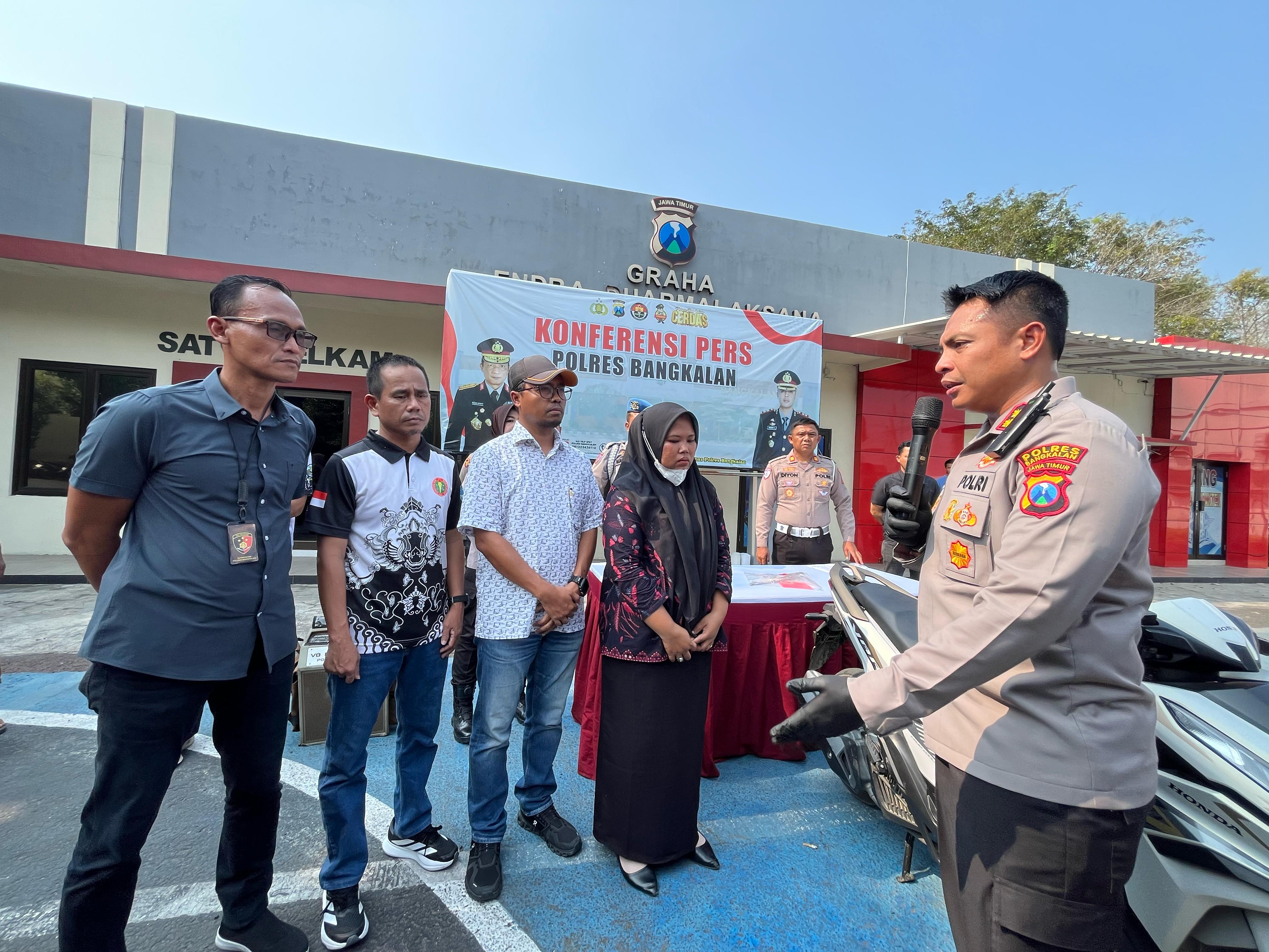 BERTERIMA KASIH: Maidatul Hasanah menyampaikan ucapan terima kasih setelah sepeda miliknya sudah ditemukan di Mapolres Bangkalan, Kamis (1/5). (ZEINAL ABIDIN/JPRM)