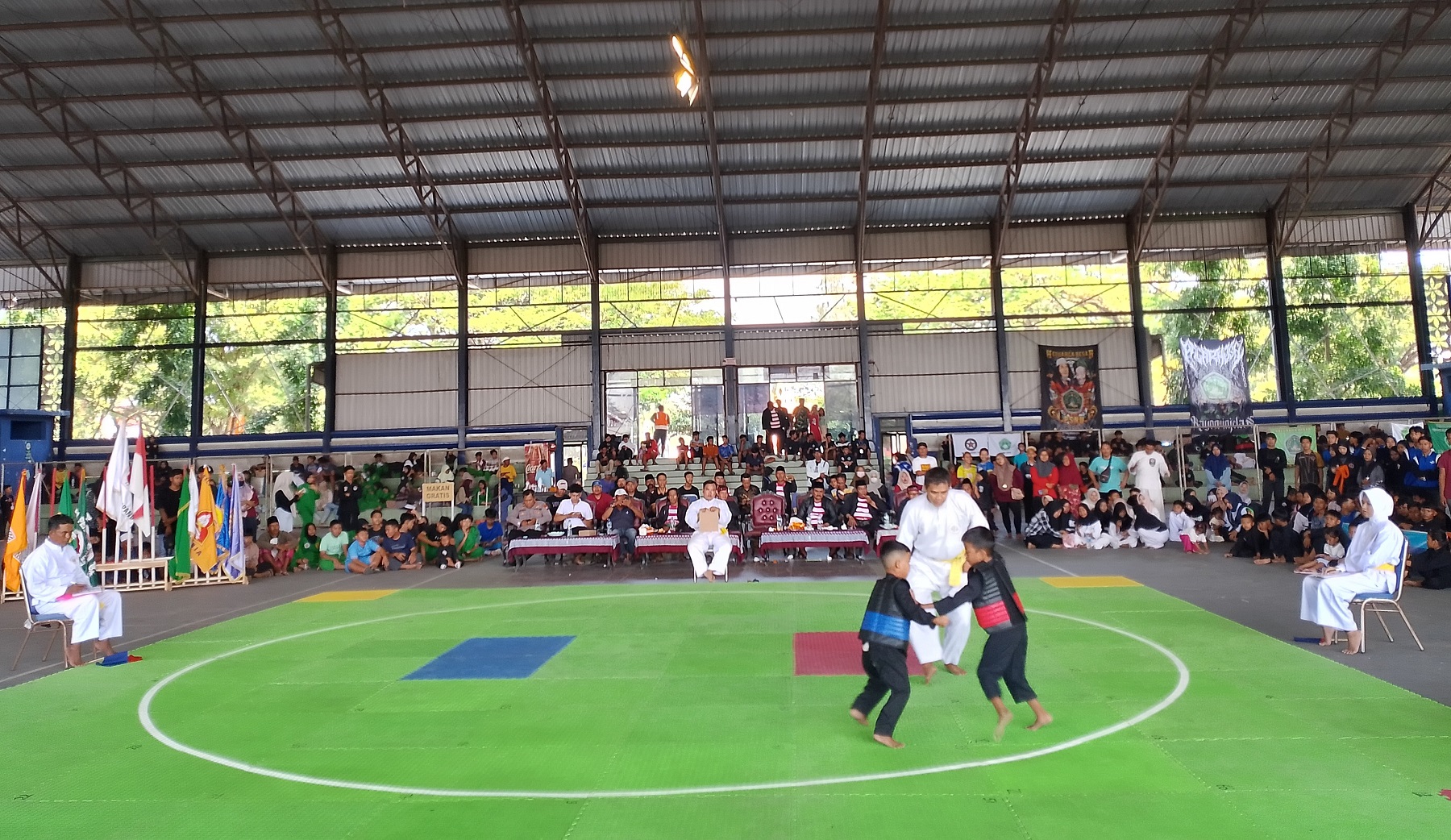 ADU KETANGKASAN: Peserta Kejuaraan IPSI Cup Sampang 2025 saat bertanding di GOR Indoor, Sampang, Kamis (1/5). (UBAIDILLAHIR RAIE/JPRM)