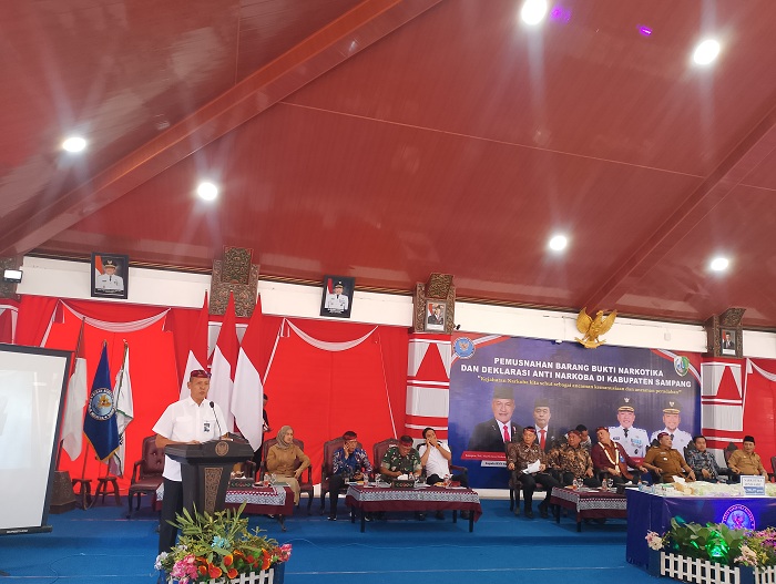 TURUT PRIHATIN: Kakanwil Ditjenpas Jatim Kadiyono menyampaikan sambutan saat pemusnahan BB SS dan ganja oleh BNN di Pendopo Trunojoyo, Sampang, Selasa (29/4). (UBAIDILLAHIR RA&rsquo;IE/JPRM)