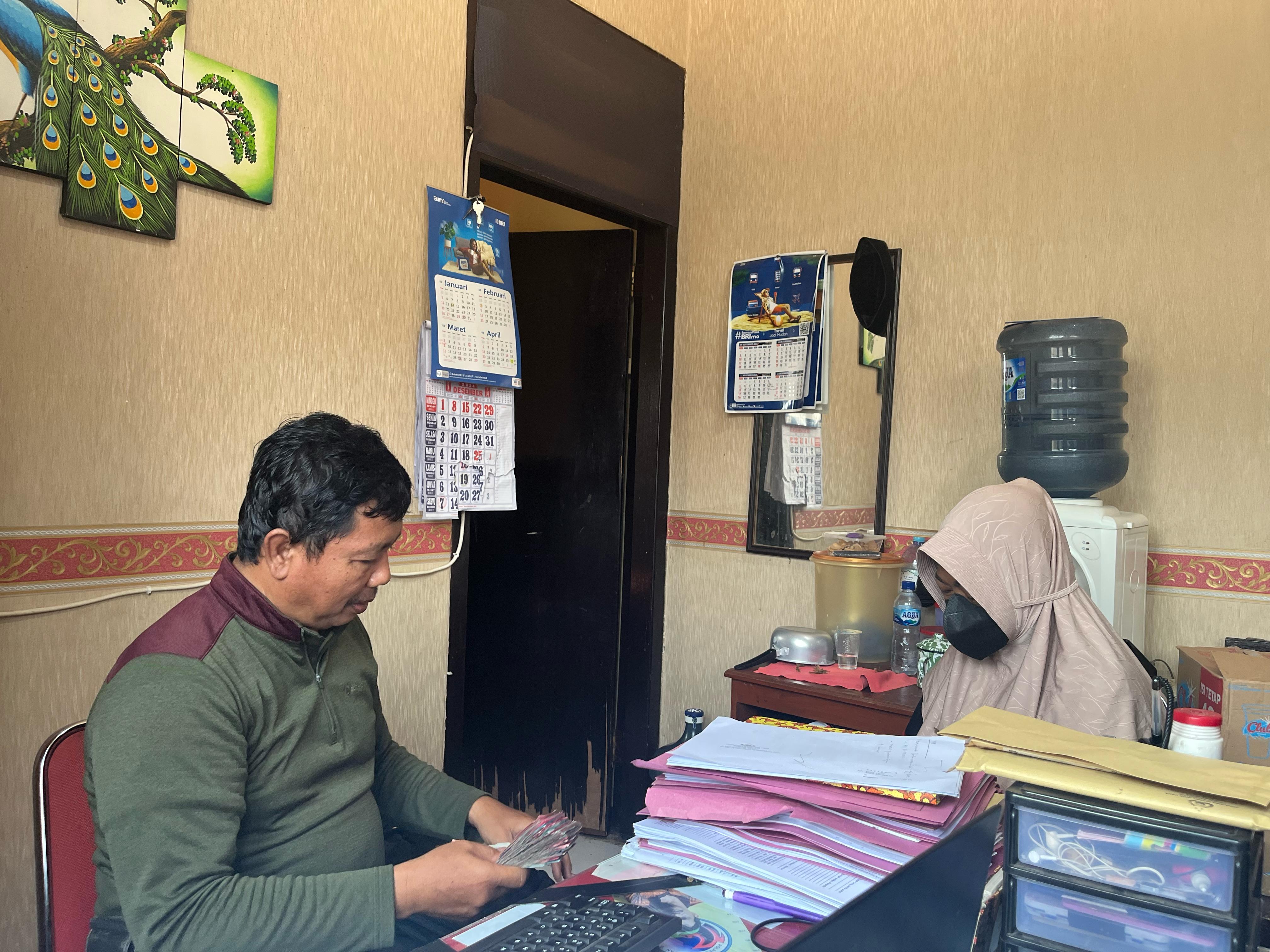 PASRAH: Penyidik Unit Reskrim Polsek Socah Aiptu Zainal Arifin sedang memeriksa terduga pelaku penjambretan kemarin. (ZEINAL ABIDIN/JPRM)