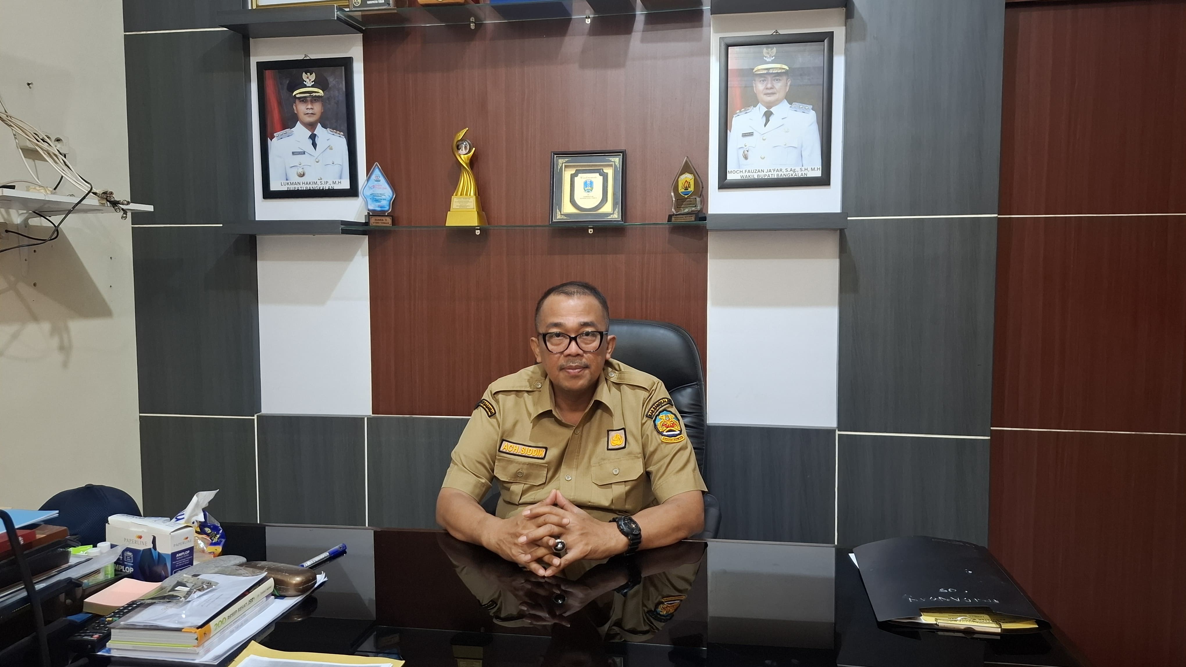 BERI KETERANGAN: Plt Kepala Diskop Umdag Bangkalan Achmad Siddik mengingatkan pentingnya koperasi melakukan RAT, Kamis (1/5). (IMAMUDIN/JPRM)