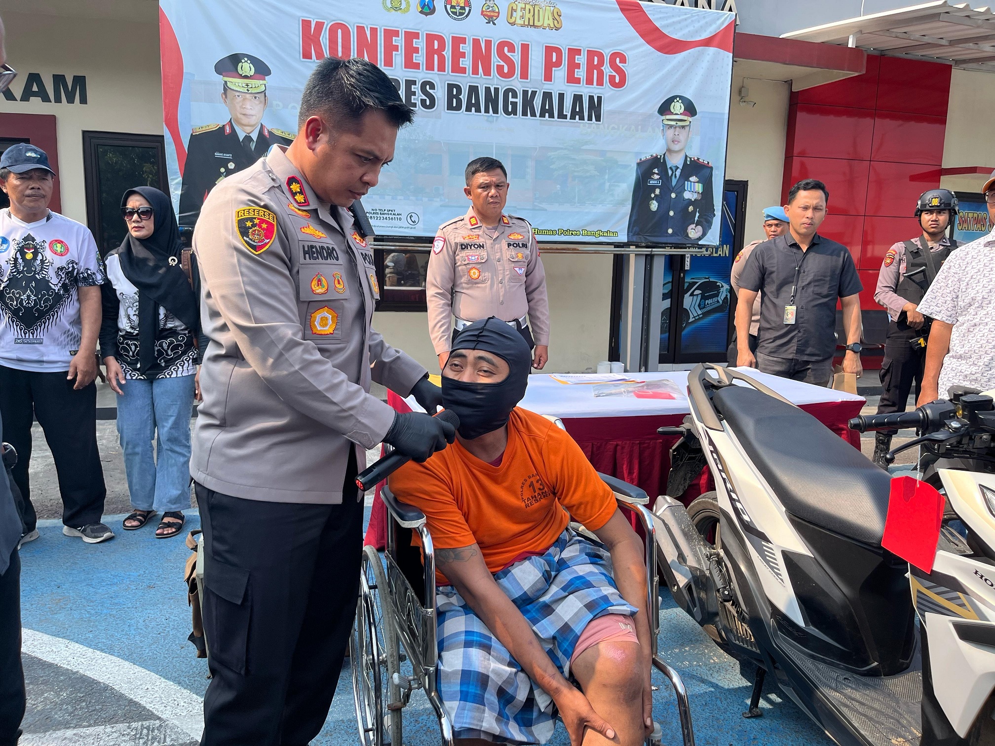 INTEROGASI: Kapolres AKBP Hendro Sukmono (pegang mikrofon) menginterogasi Sari saat melakukan konferensi pers di Mapolres Bangkalan kemarin. (ZEINAL ABIDIN/JPRM)