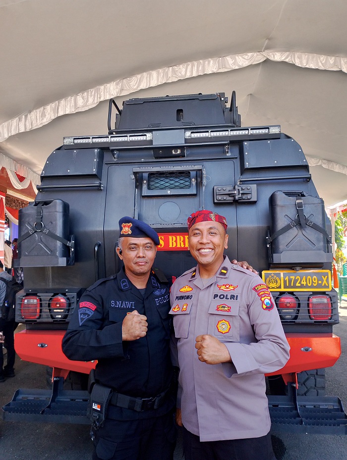 LAYAK DICONTOH: Kanit Binpolmas Polres Lamongan Ipda Purnomo berfoto dengan rekannya saat pemusnahan narkotika di Pendopo Trunojoyo, Sampang, Selasa, (29/4). (UBAIDILLAHIR RA&rsquo;IE/JPRM)