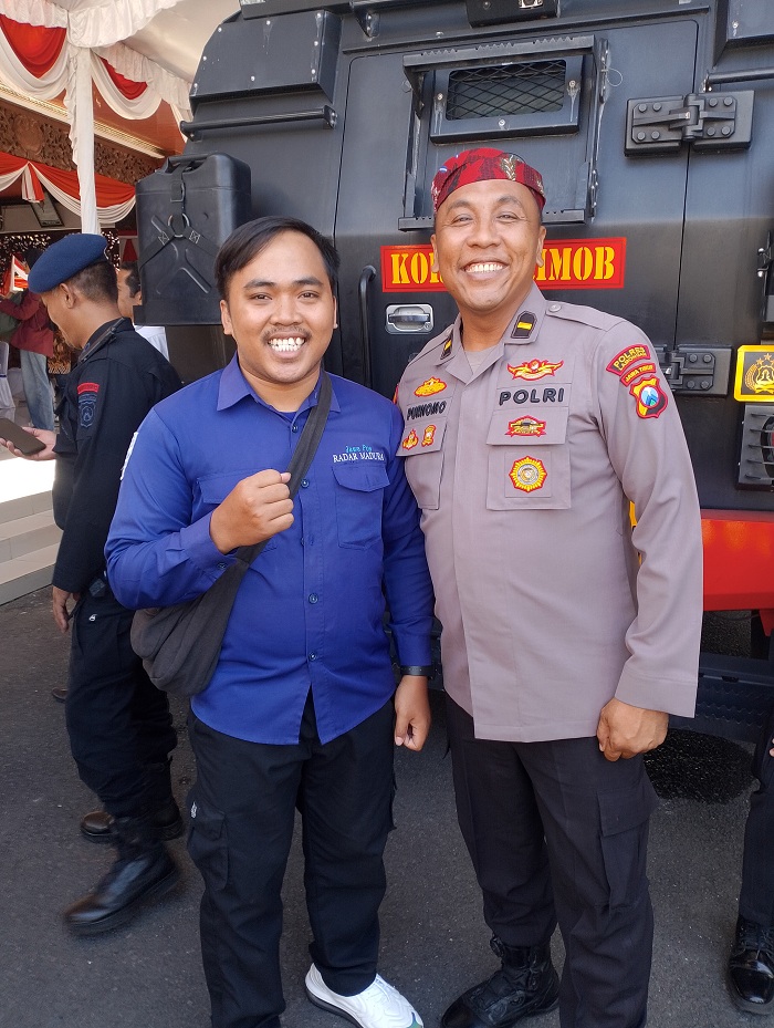 TELADAN: Kanit Binpolmas Polres Lamongan Ipda Purnomo berfoto dengan jurnalis Jawa Pos Radar Madura Ubaidillahir Ra&rsquo;ie saat pemusnahan narkotika di Pendopo Trunojoyo, Sampang, Selasa, (29/4)