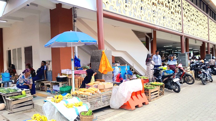 JUAL BELI: Para pedagang beraktivitas di Pasar Kolpajung, Pemekasan, Kamis (1/5). (M. KHOLIL RAMLI/JPRM)