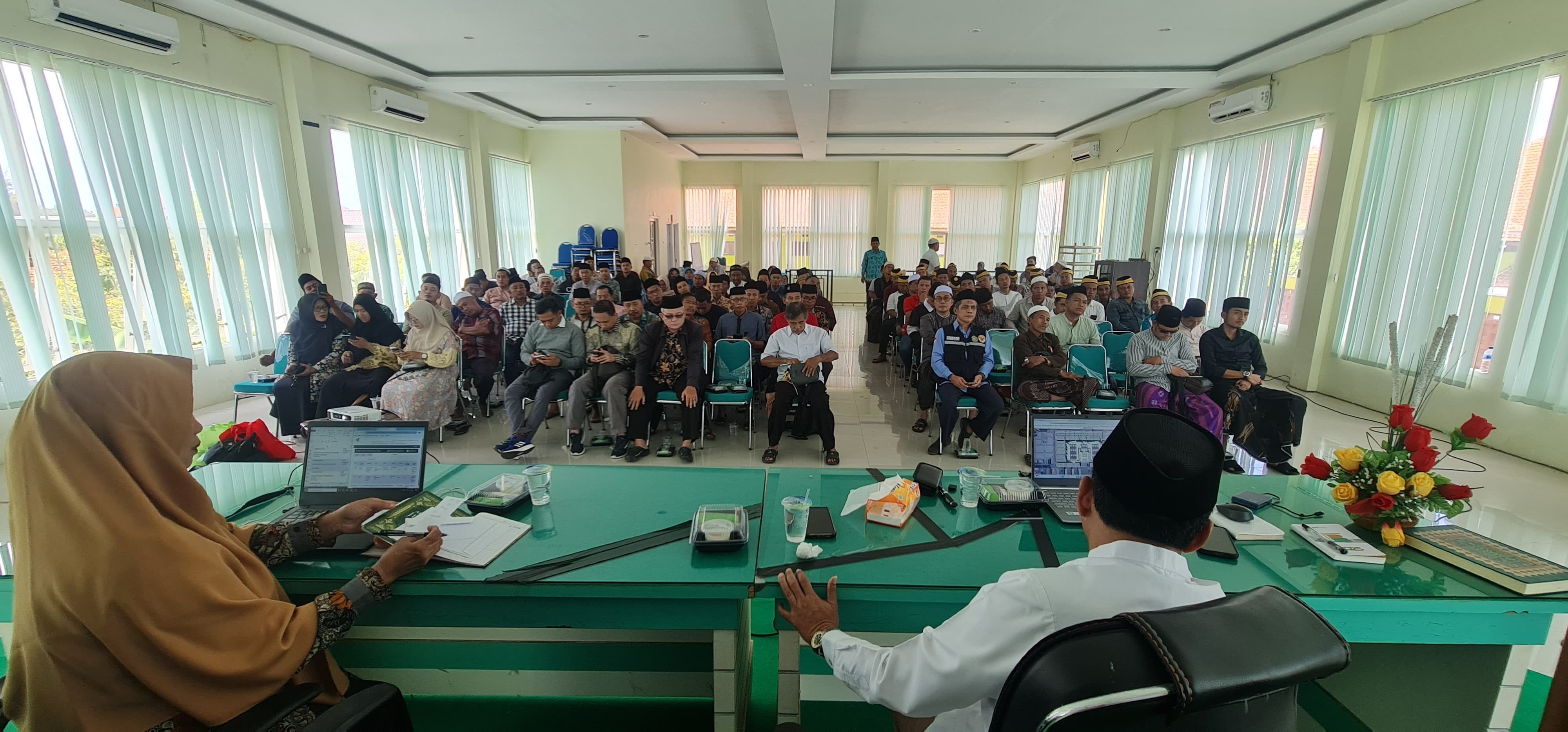 PEMBINAAN: Pemberian pembinaan ketua regu dan rombongan jemaah haji di aula kantor Kemenag Pamekasan, Kamis (1/5). (KEMENAG UNTUK JPRM)