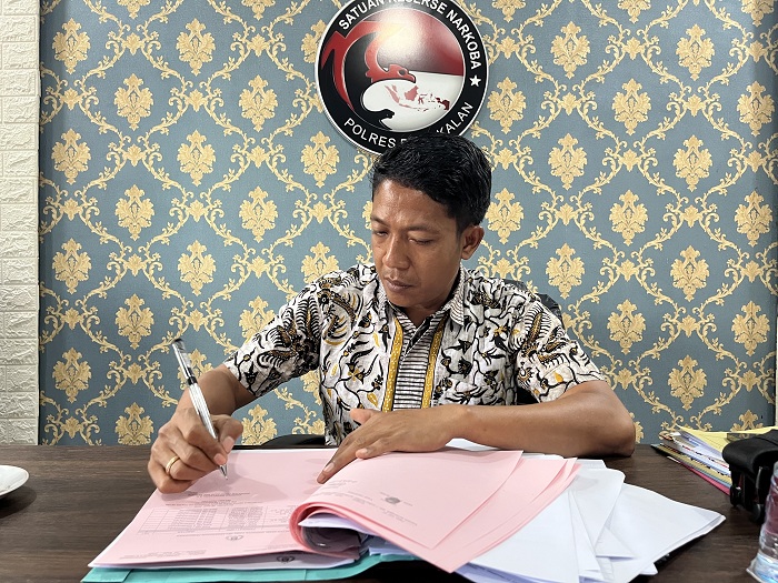 RAMAH: Kasatresnarkoba Polres Bangkalan Iptu Kiswoyo Supriyanto saat ditemui di ruang kerjanya kemarin. (ZEINAL ABIDIN/JPRM)