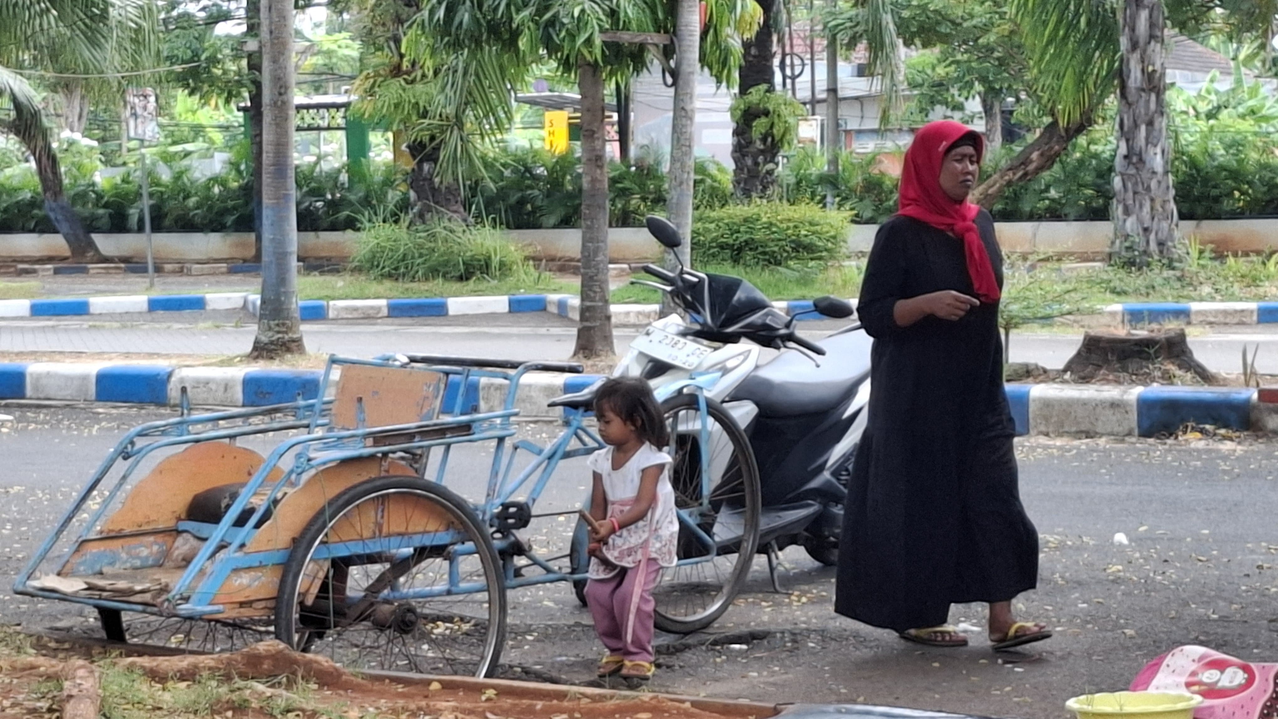 BUTUH PENGAWASAN: Anak bermain sendirian di area Stadion Glora Bangkalan kemarin. (IMAMUDIN/JPRM)