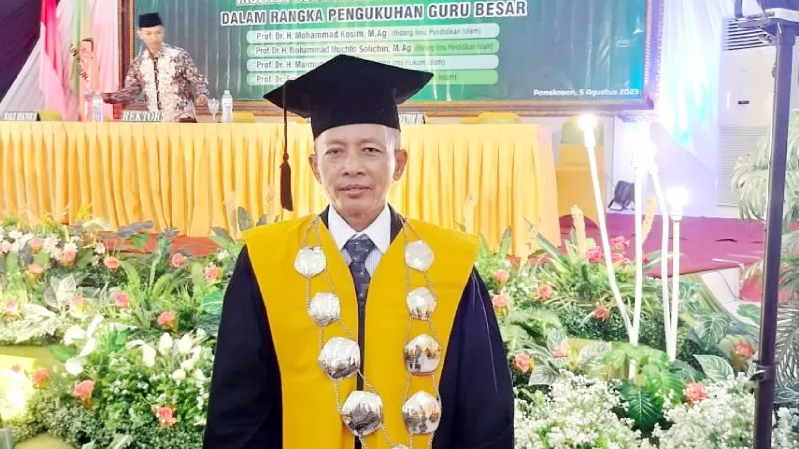 INSPIRATIF: Prof. Dr. Mohammad Kosim berfoto pada sidang senat terbuka pengukuhan guru besar IAIN Madura.