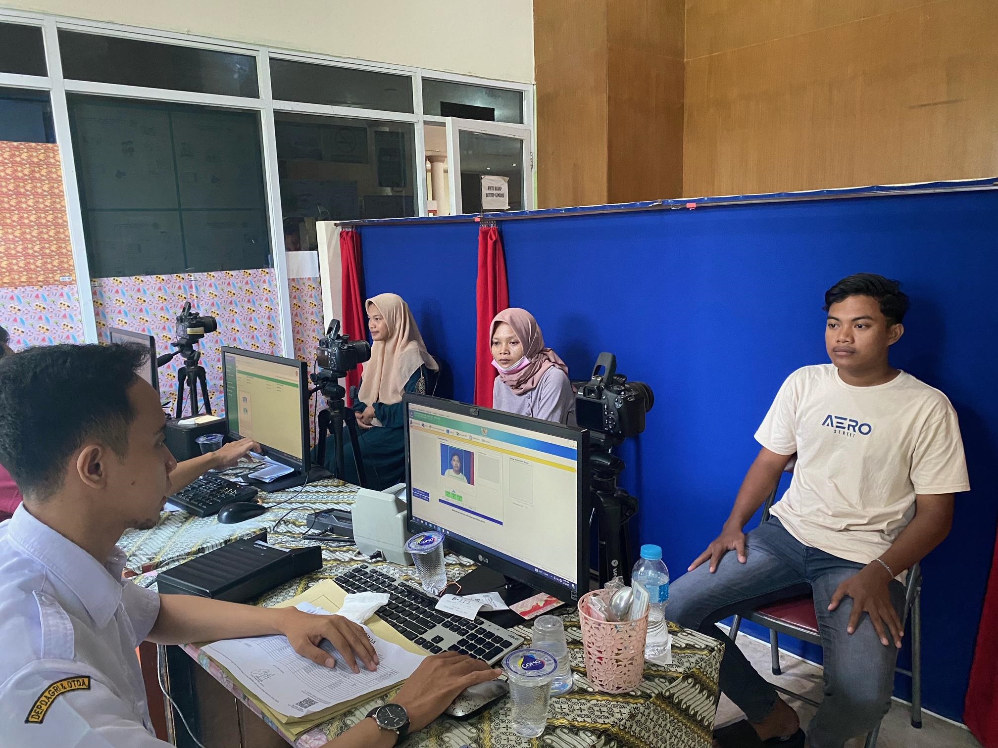 PEREKAMAN: Warga melakukan perekaman di kantor Dispendukcapil Pamekasan, Selasa (8/4). (AYU LATIFAH/JPRM)