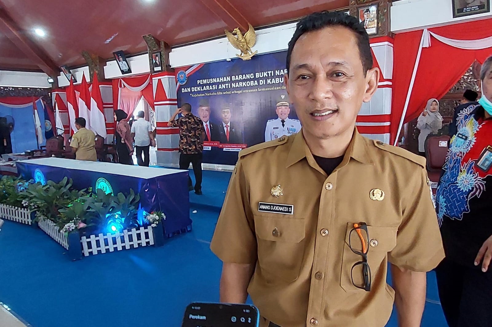 BERI KETERANGAN: Kepala Bakesbanpol Sampang Anang Djoenaedi saat menemui awak media di Pendopo Trunojoyo kemarin. (JUNAIDI PONDIYANTO/JPRM)