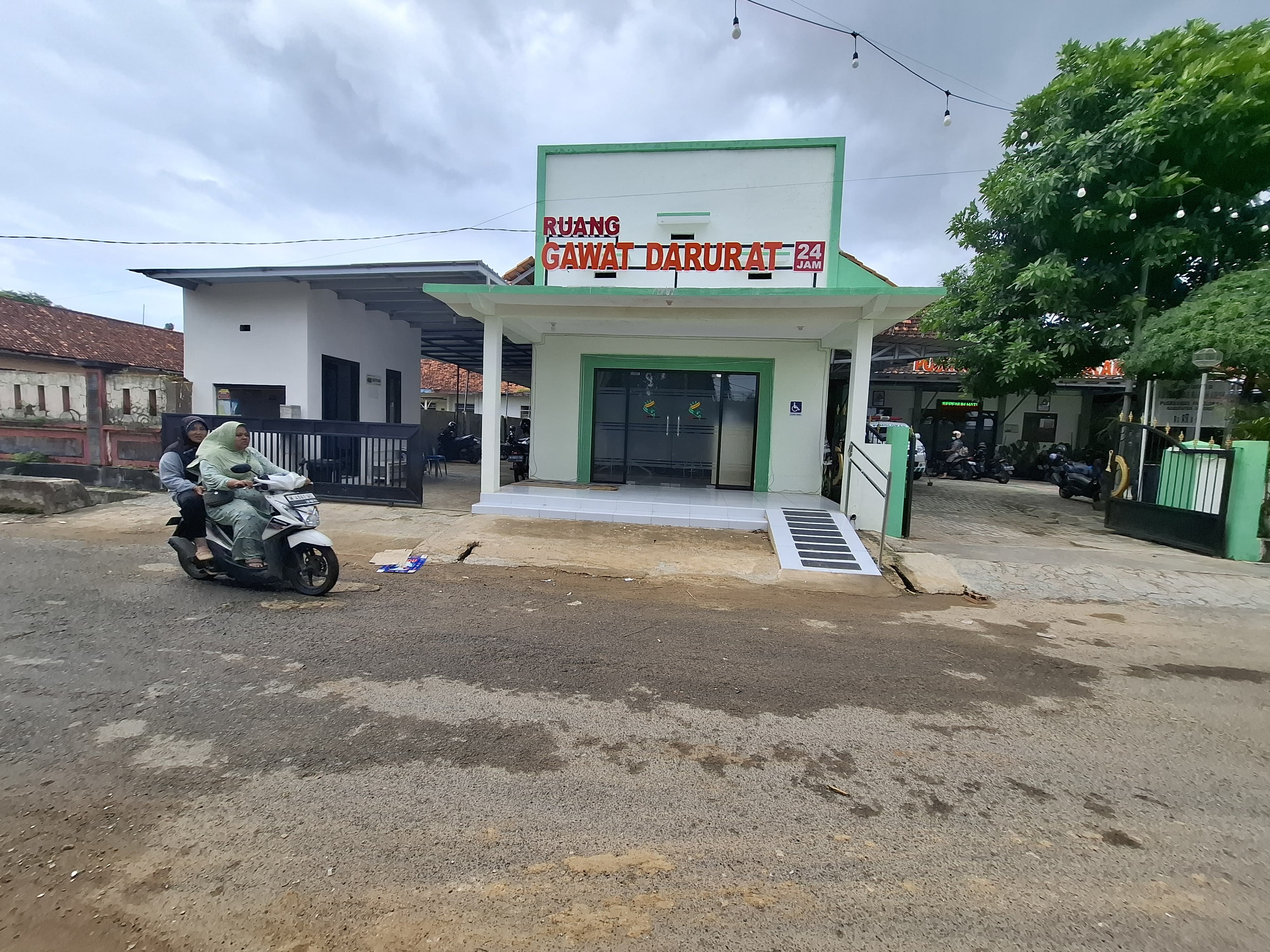 SEPI: Masyarakat melintas di depan Puskesmas Pamolokan, Desa Pamolokan, Kecamatan Kota Sumenep. (MOH. LATIF/JPRM)