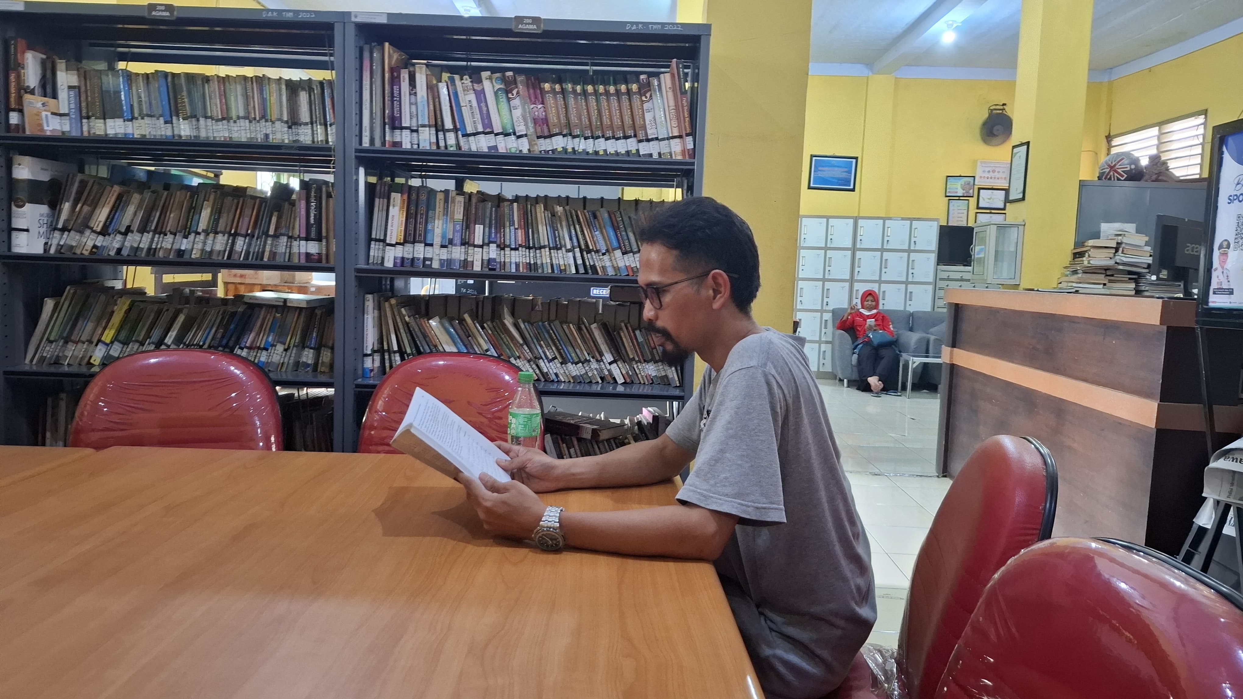 LITERASI: Pengunjung membaca buku di Perpusda Bangkalan, Jumat (2/5). (IMAMUDIN/JPRM)  &nbsp;