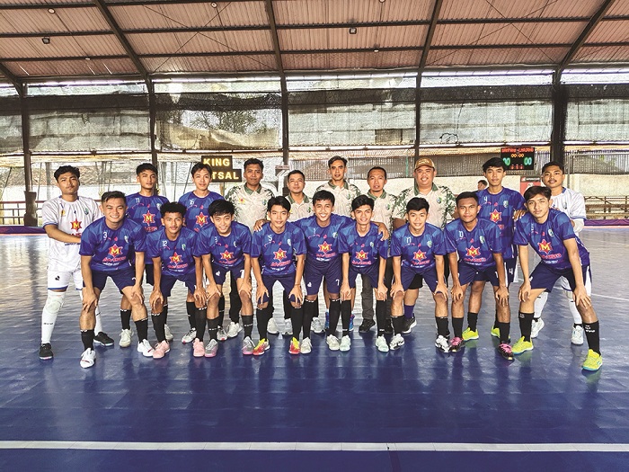 PUTRA DAERAH: Tim Afkab Sampang berfoto bersama sebelum melawan tim Afkab Lumajang di Lapangan King Futsal Pasuruan, Sabtu (24/4). (AFKAB UNTUK JPRM)