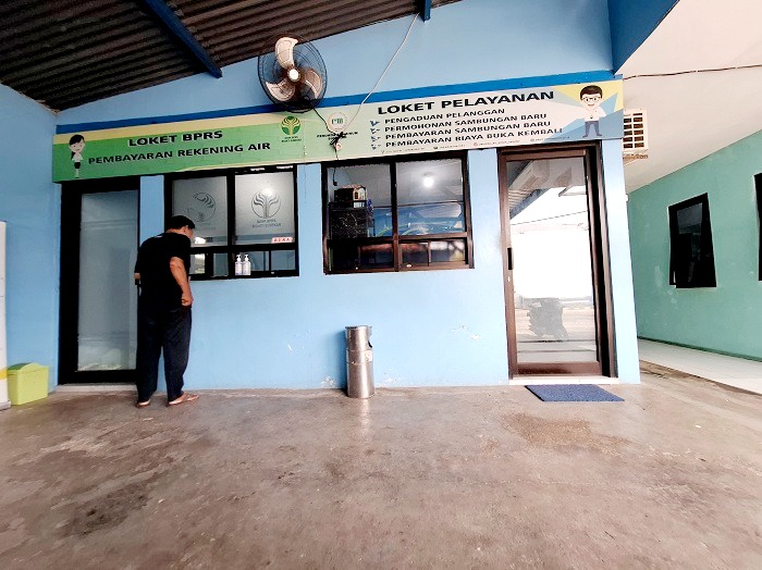 TERTIB: Pelanggan membayar tagihan air di kantor Perumda Air Minum Sumekar, Jalan Dr Cipto, Desa Kolor, Kecamatan Kota Sumenep, Kamis (17/4). (MOH. IQBAL/JPRM)