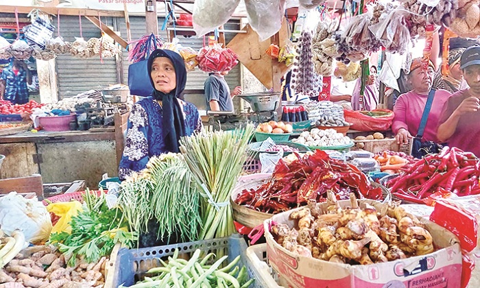 PUSAT BELANJA: Salah seorang pedagang berjualan di Pasar Srimangunan, Kota Sampang, Kamis (23/1). (JUNAIDI PONDIYANTO/JPRM)