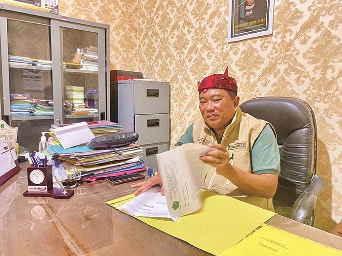 BERI PENJELASAN: Kepala Dinsos Pamekasan Herman Hidayat Santoso saat ditemui di ruang kerjanya, Jumat (2/5). (MOH. IQBAL AFGANI/JPRM)