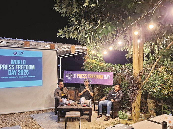 FOKUS: Dari kiri, anggota KI Sumenep Moh. Rifa