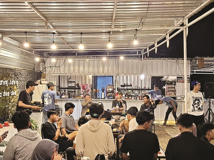 FOKUS: Puluhan peserta fokus mengikuti nobar dan diskusi film Cut to Cut di Kafe Niscala di Jalan KH Mansyur, Desa Pabian, Kecamatan Kota Sumenep, Sabtu (3/5) malam. (MOH. LATIF/JPRM)