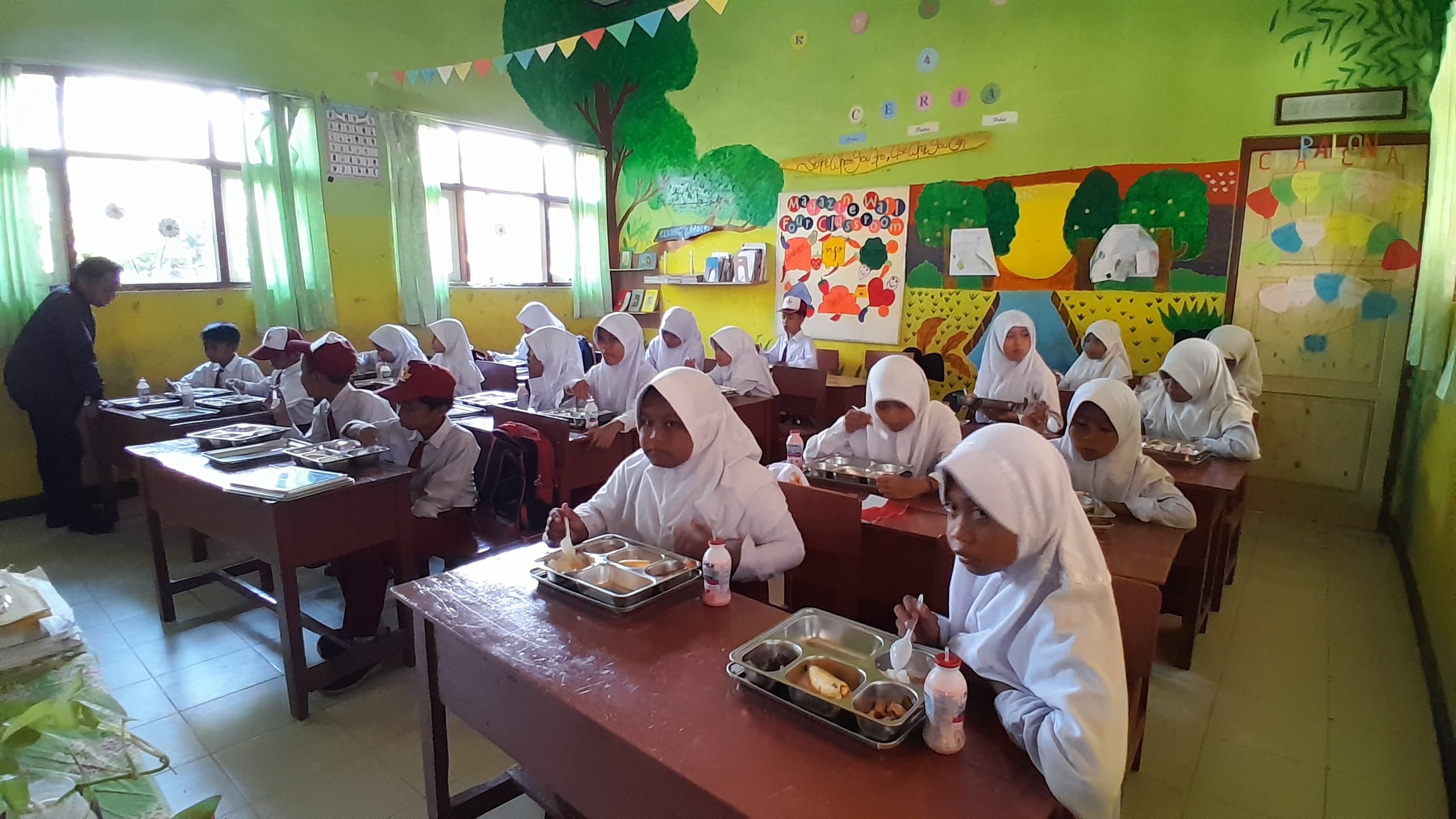 LAHAP: Murid SDN Proppo 1 menikmati menu uji coba MBG di Kecamatan Proppo, Pamekasan, Selasa (29/4). (KHOLIL RAMLI/JPRM)