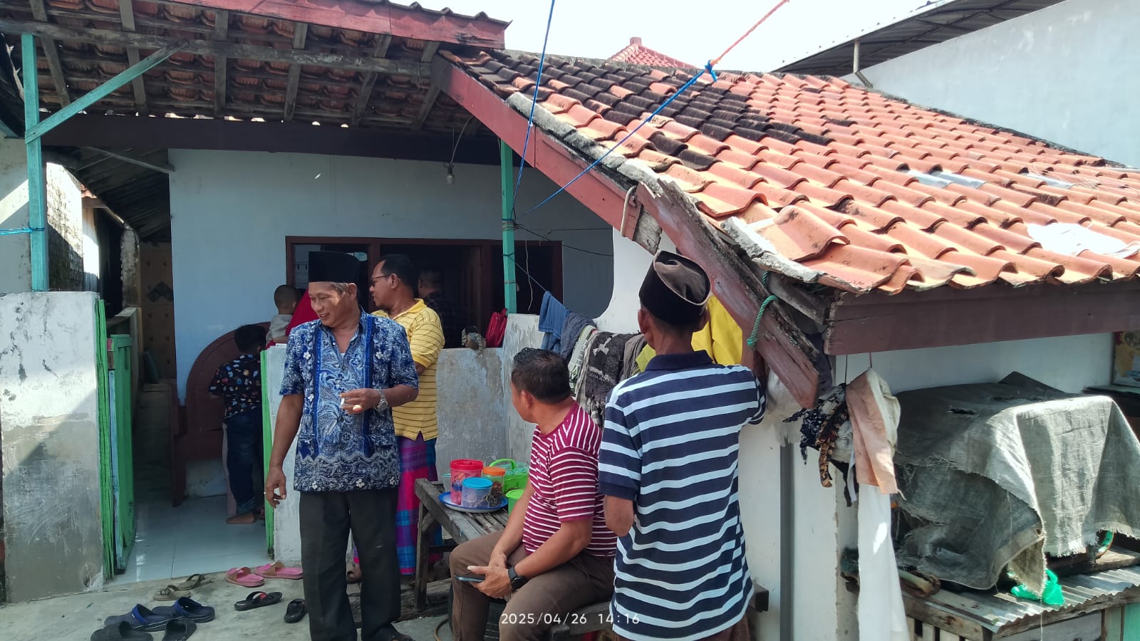 KORBAN PENIPUAN: Warga mengunjungi kediaman Sumini di Desa Peseseh, Kecamatan Tanjungbumi, Bangkalan, Sabtu (26/4). (HENDRAYANTO UNTUK JPRM)