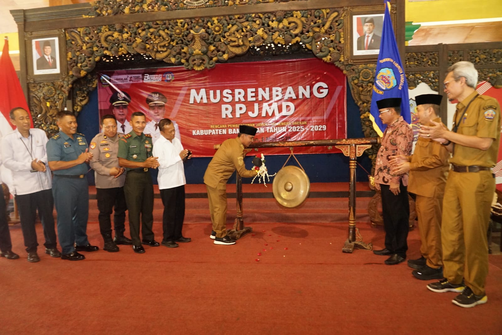 TERBUKA: Bupati Bangkalan Lukman Hakim menabuh gong tanda dimulainya penyusunan musrenbang RPJMD 2025&ndash;2029 di Pendopo Pratanu Senin (5/5). (PROKOPIM UNTUK JPRM)